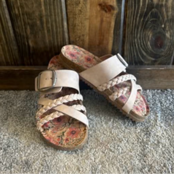 Very G Nora 2 sandal!! Blush color!! Very comfortable and stylish!! - Picture 4 of 4